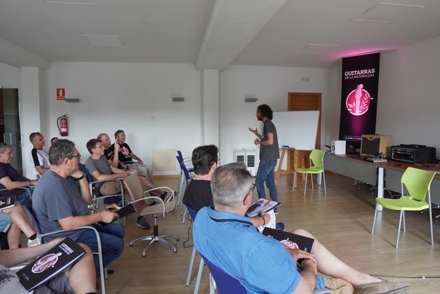 Fotografía de un aula con alumnos y Chandru Chatlani impartiendo una clase.